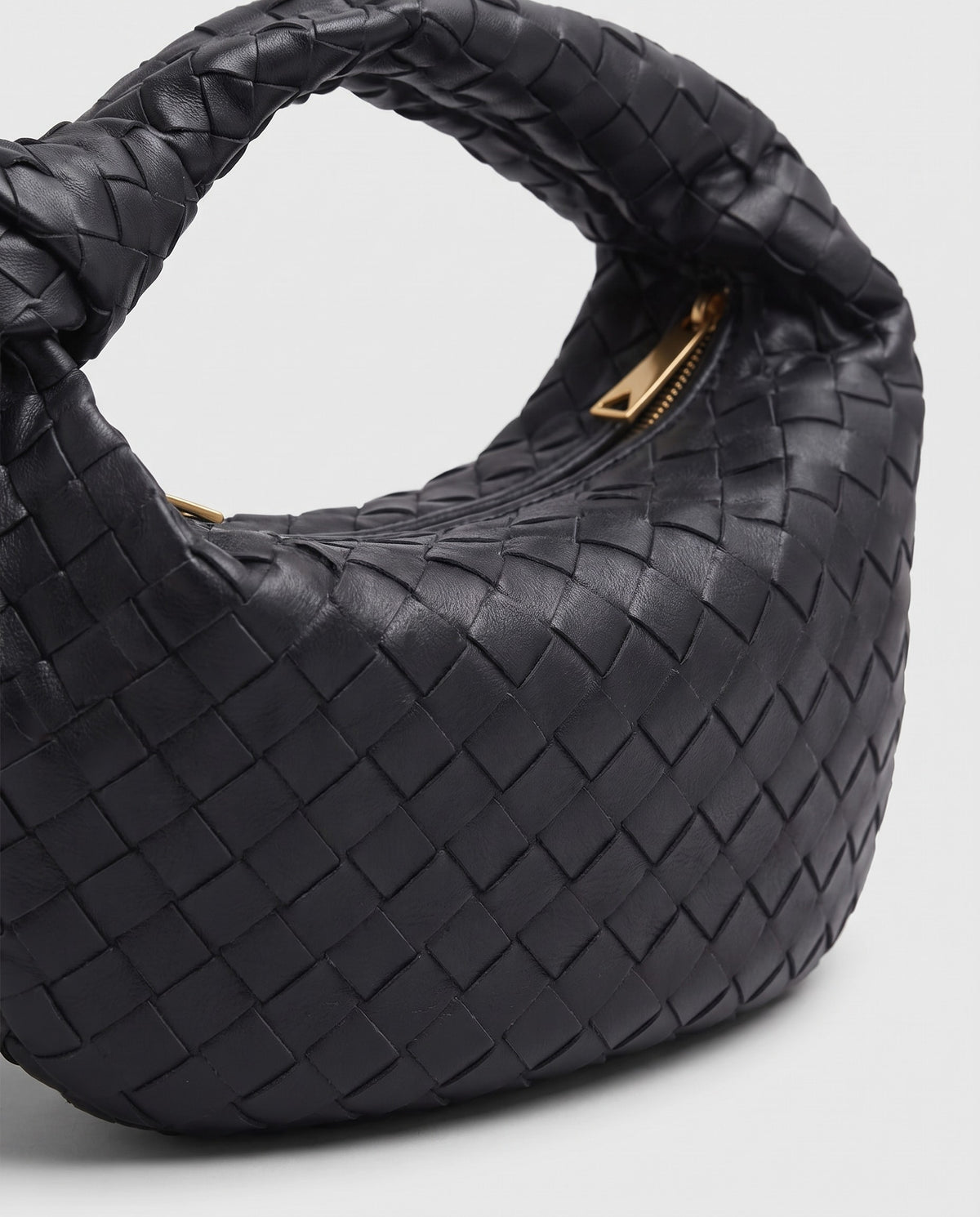 Knot Midi woven leather bag in Black – close-up of the woven leather