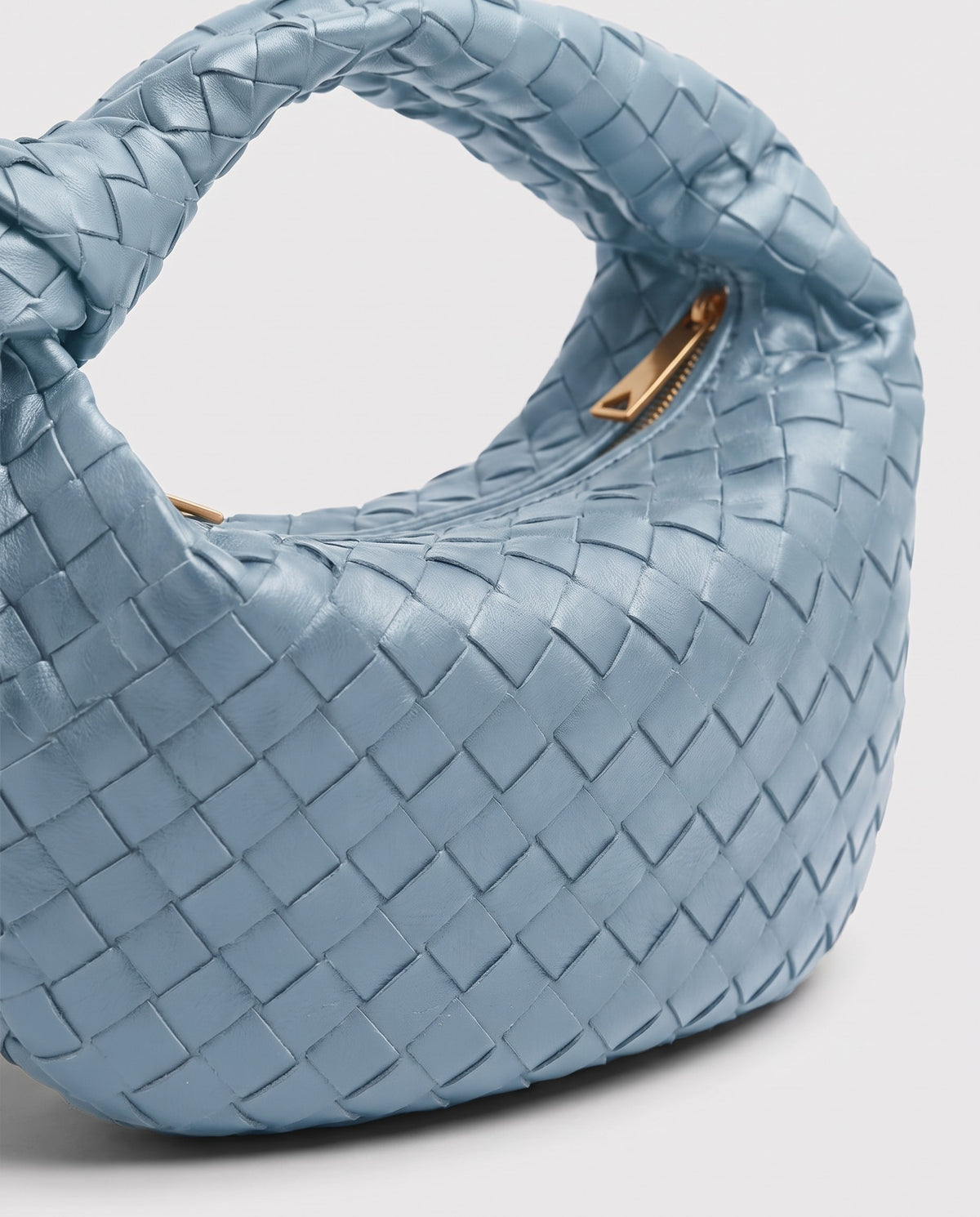 Knot Midi woven leather bag in Blue – close-up of the woven leather