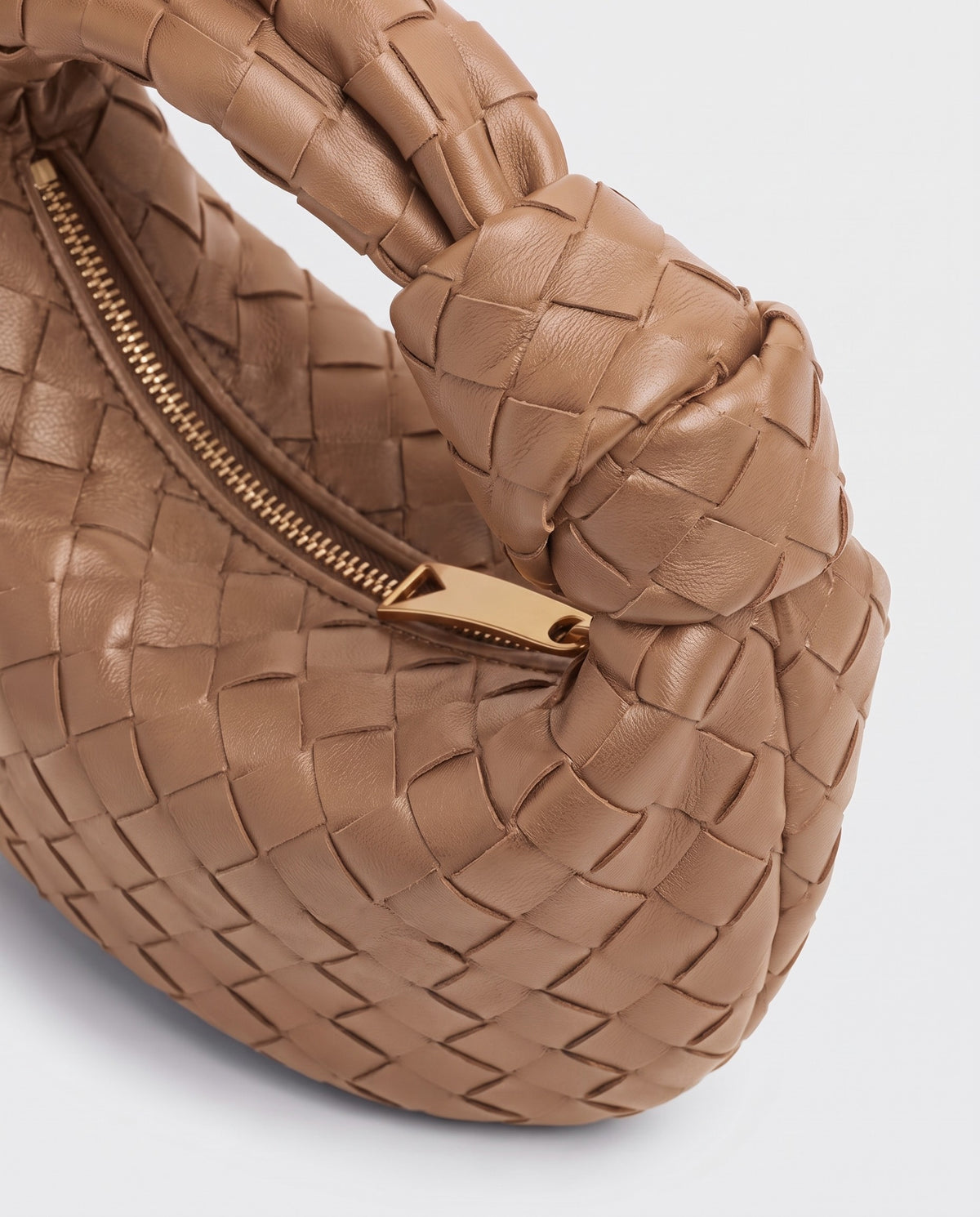 Knot Midi woven leather bag in Caramel – close-up of the knotted handle