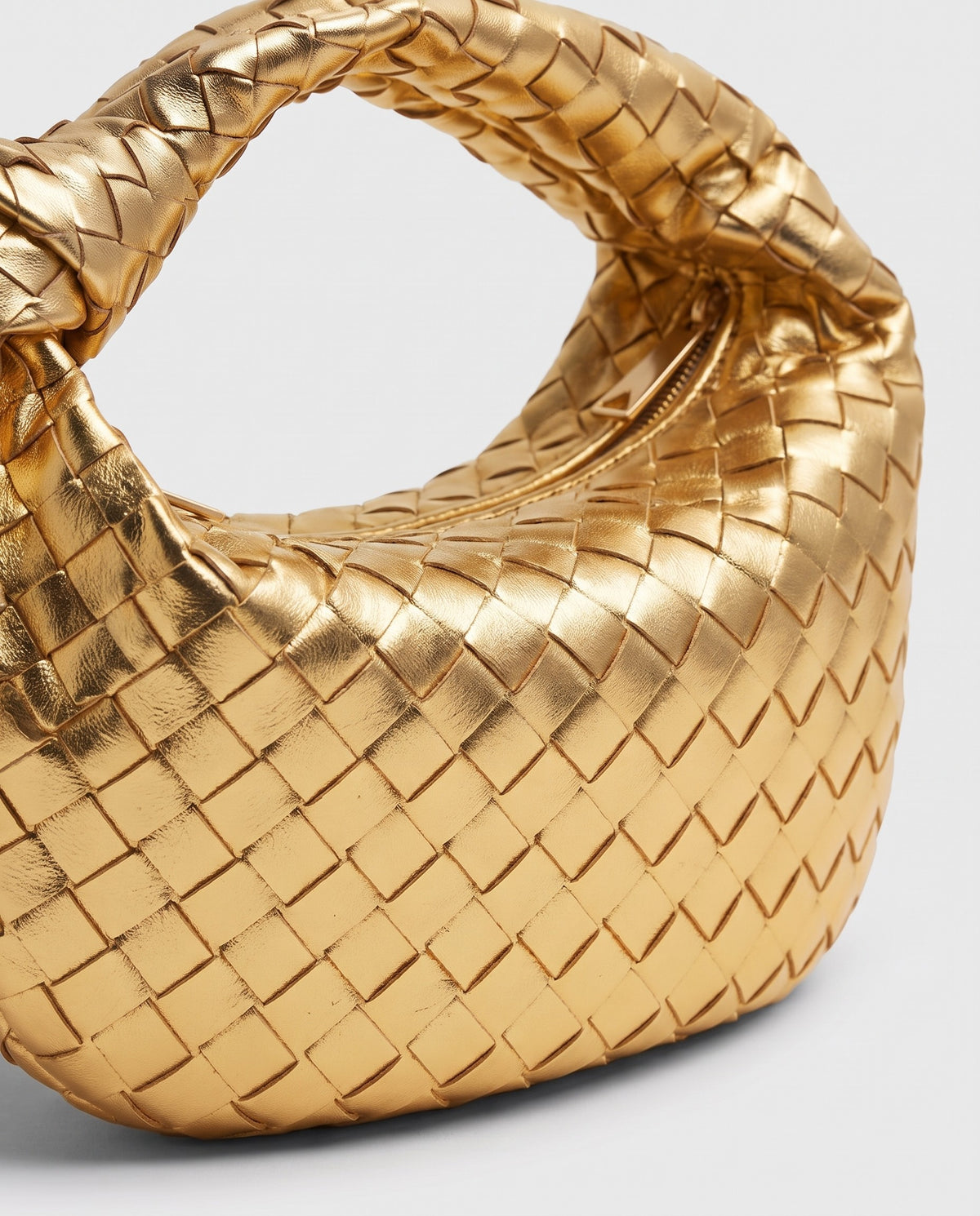 Knot Midi woven leather bag in Gold – close-up of the woven leather