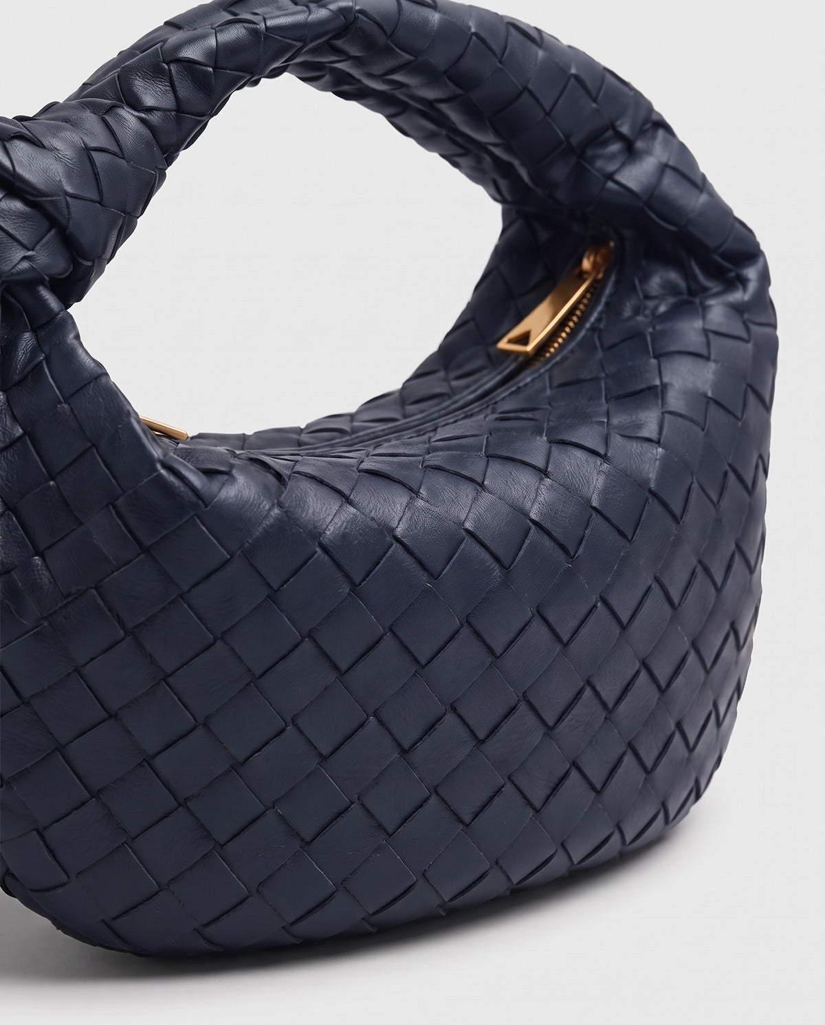 Knot Midi woven leather bag in Navy – close-up of the woven leather
