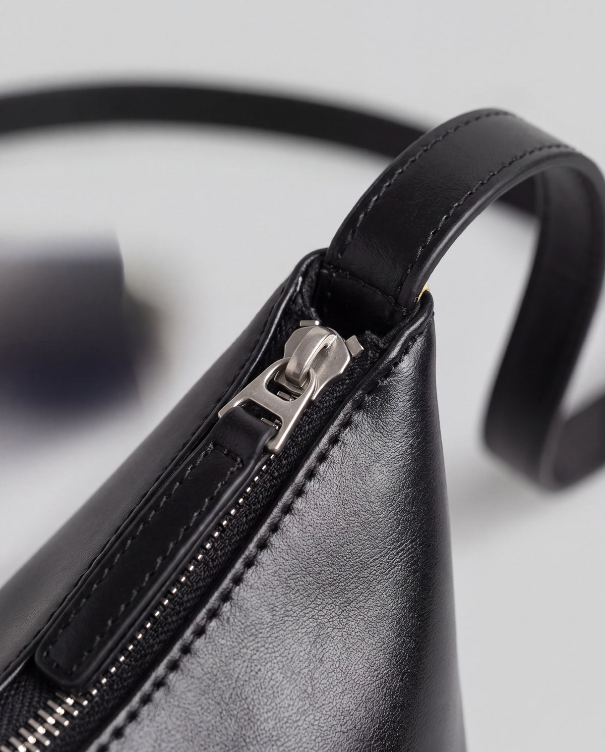 Lana bag in Black – hardware detail