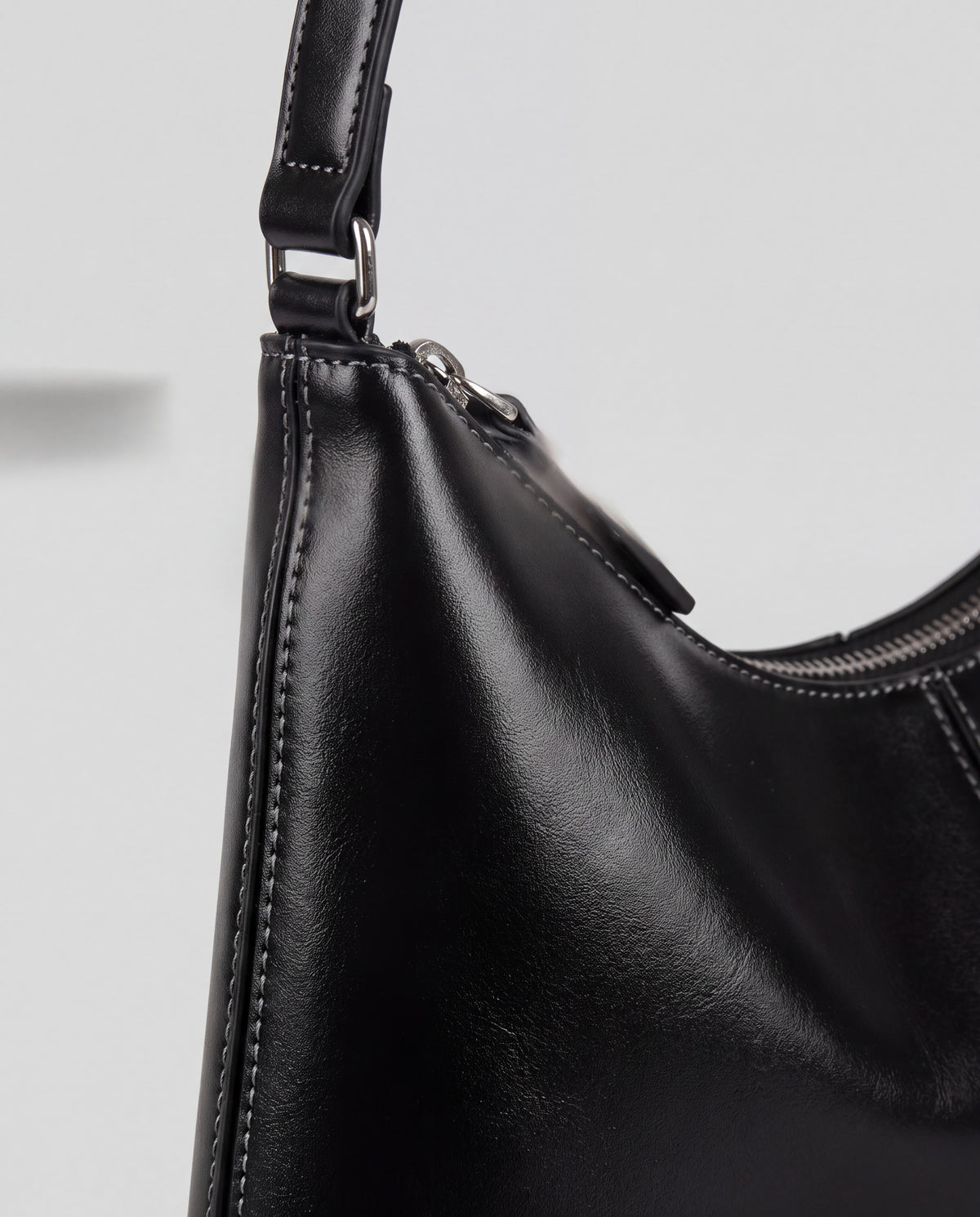 Lana bag in Black – leather detail