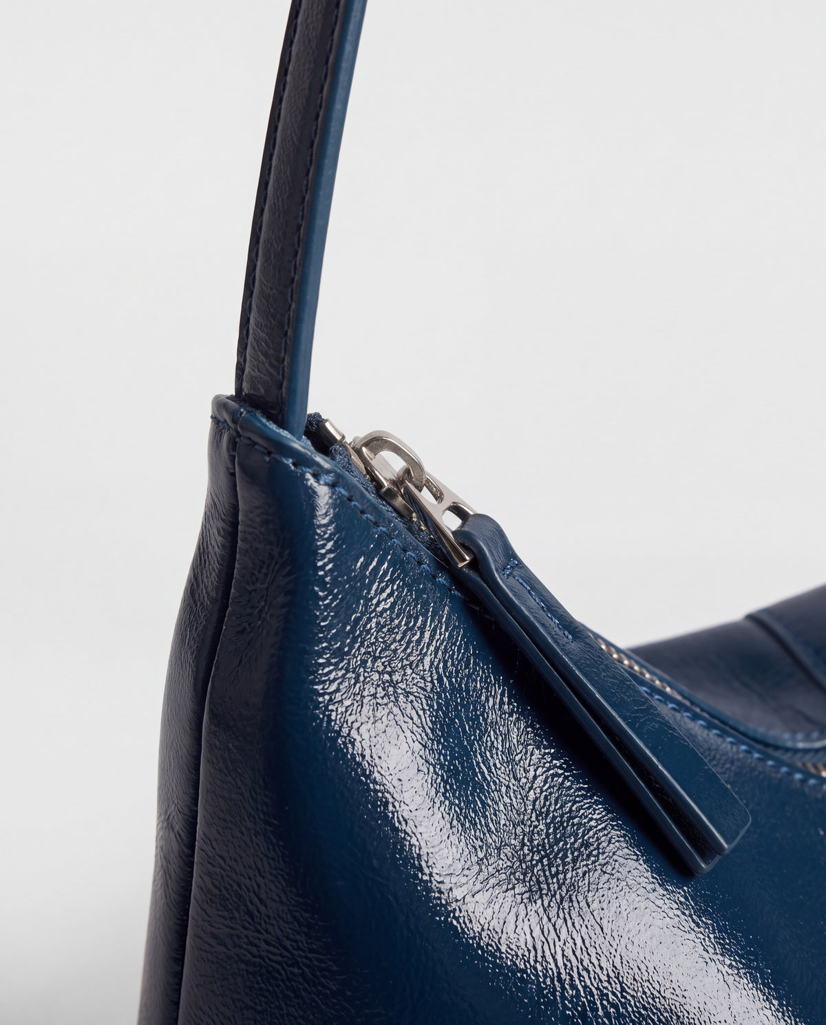 Lana bag in Navy – hardware detail