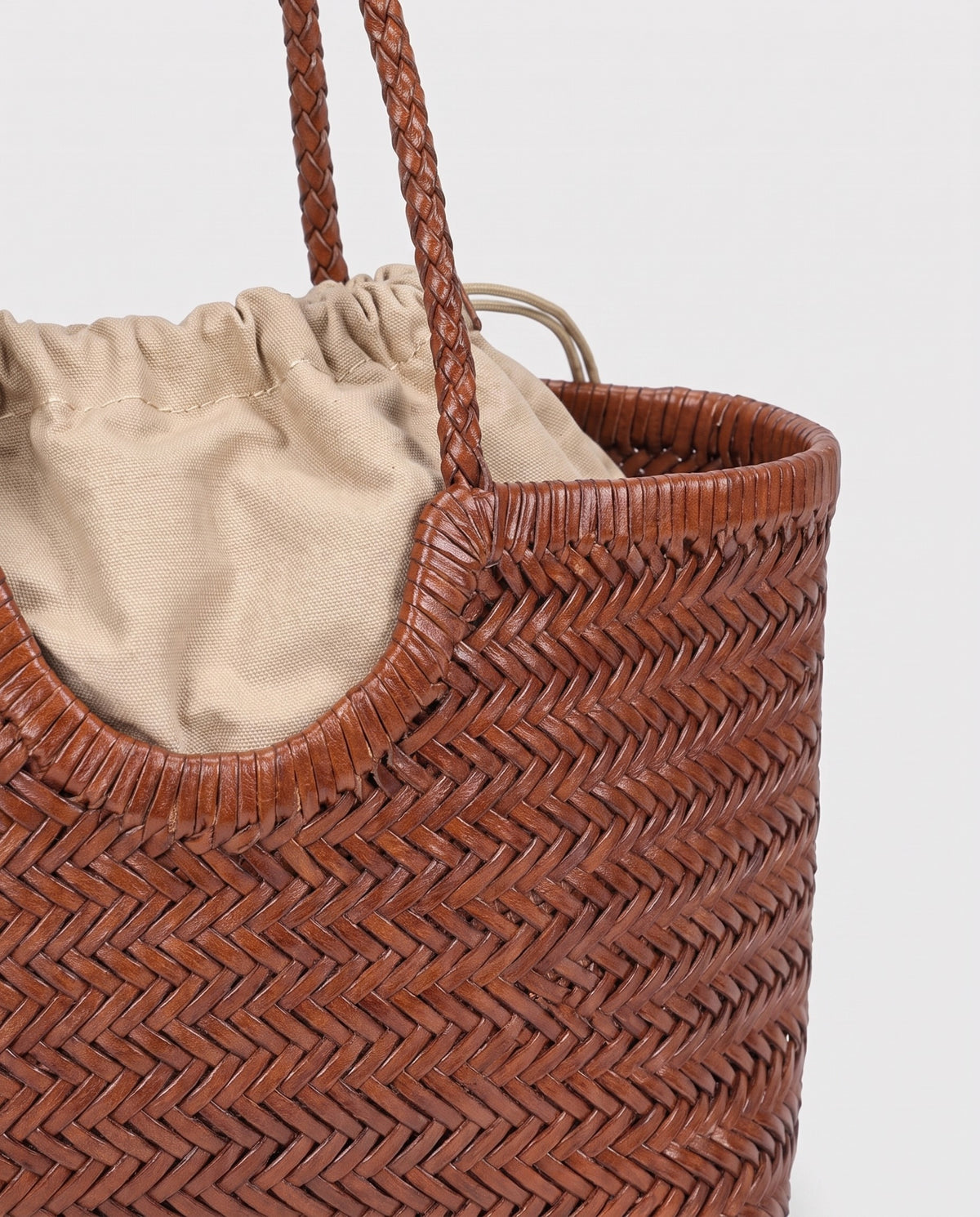 Leather close-up of the Valentina Lecce bag in Cognac