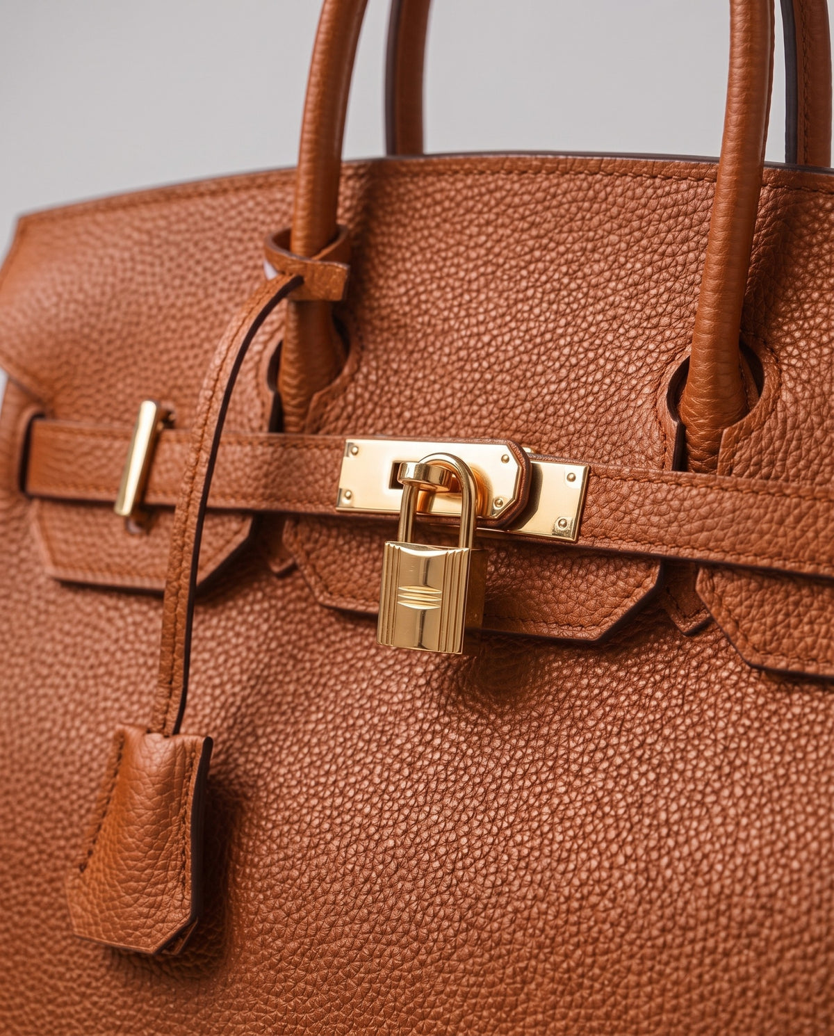 Lock Extra Large leather top-handle bag in Caramel – close-up of the gold turn-lock and padlock