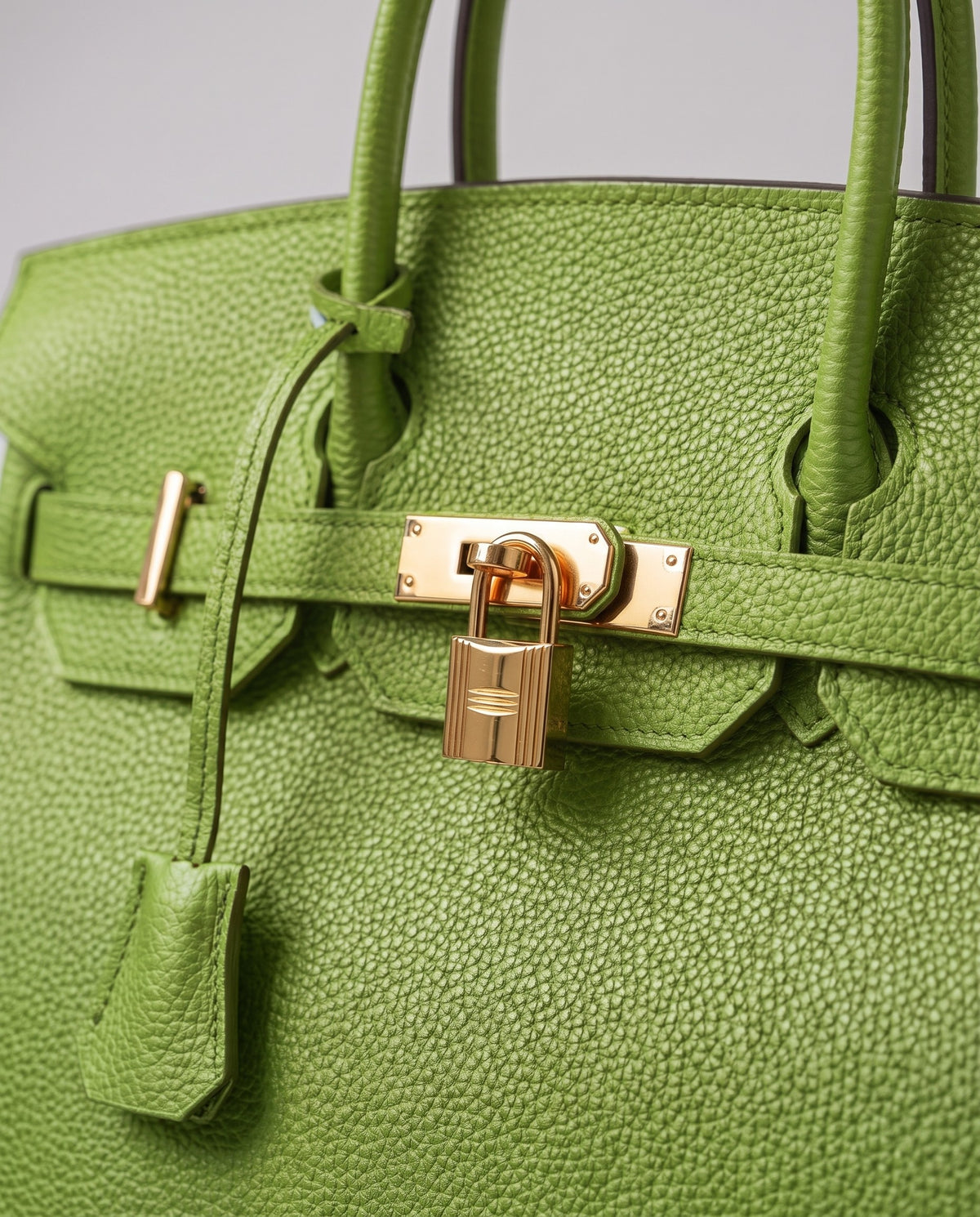 Lock Large leather top-handle bag in Avocado – close-up of the gold turn-lock and padlock