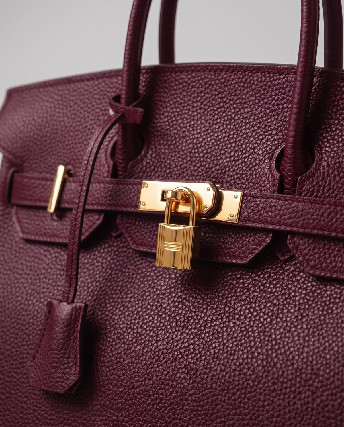 Lock Large leather top-handle bag in Bordeaux – close-up of the gold turn-lock and padlock