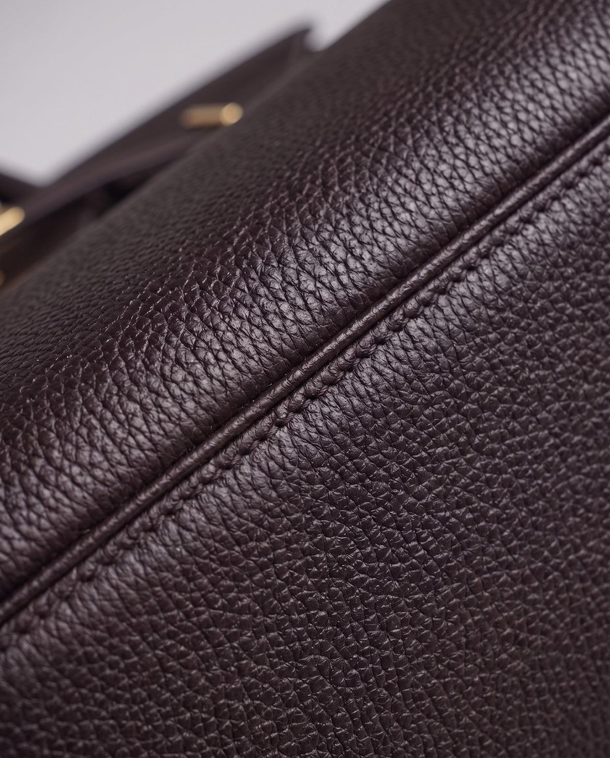 Lock Large leather top-handle bag in Espresso – close-up of the pebbled leather and stitching