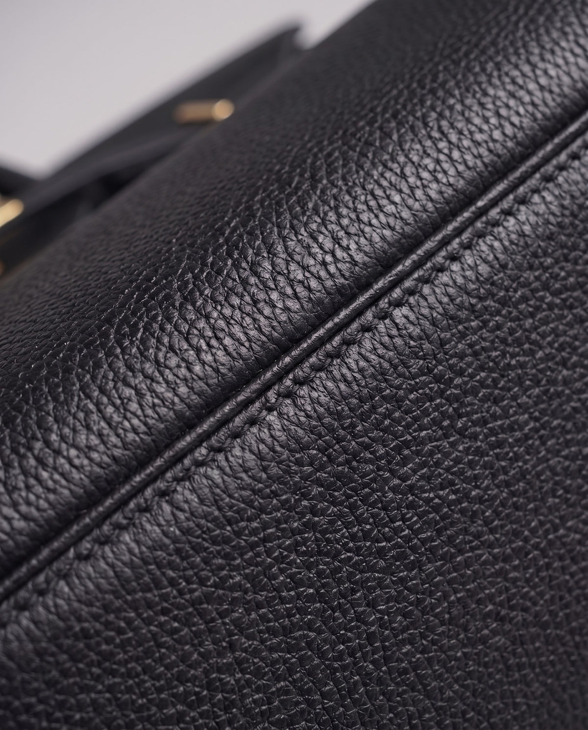 Lock Medium leather top-handle bag in Black – close-up of the pebbled leather and stitching