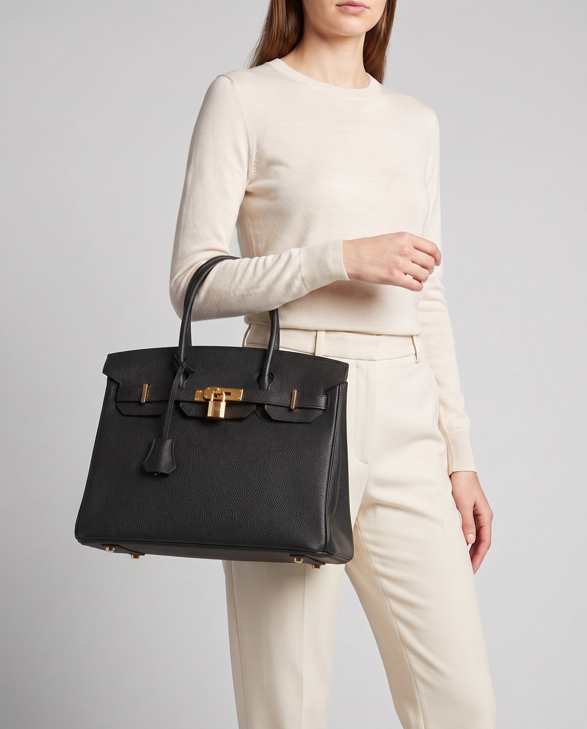 Lock Medium leather top-handle bag in Black – model carrying it