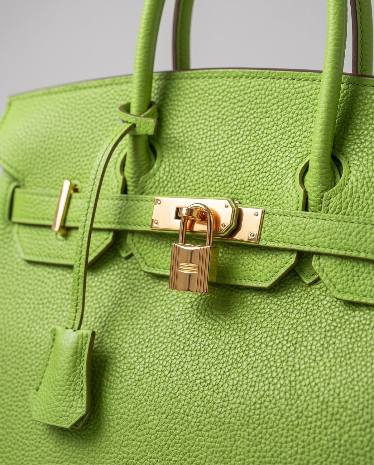 Lock Small leather top-handle bag in Avocado – close-up of the gold turn-lock and padlock