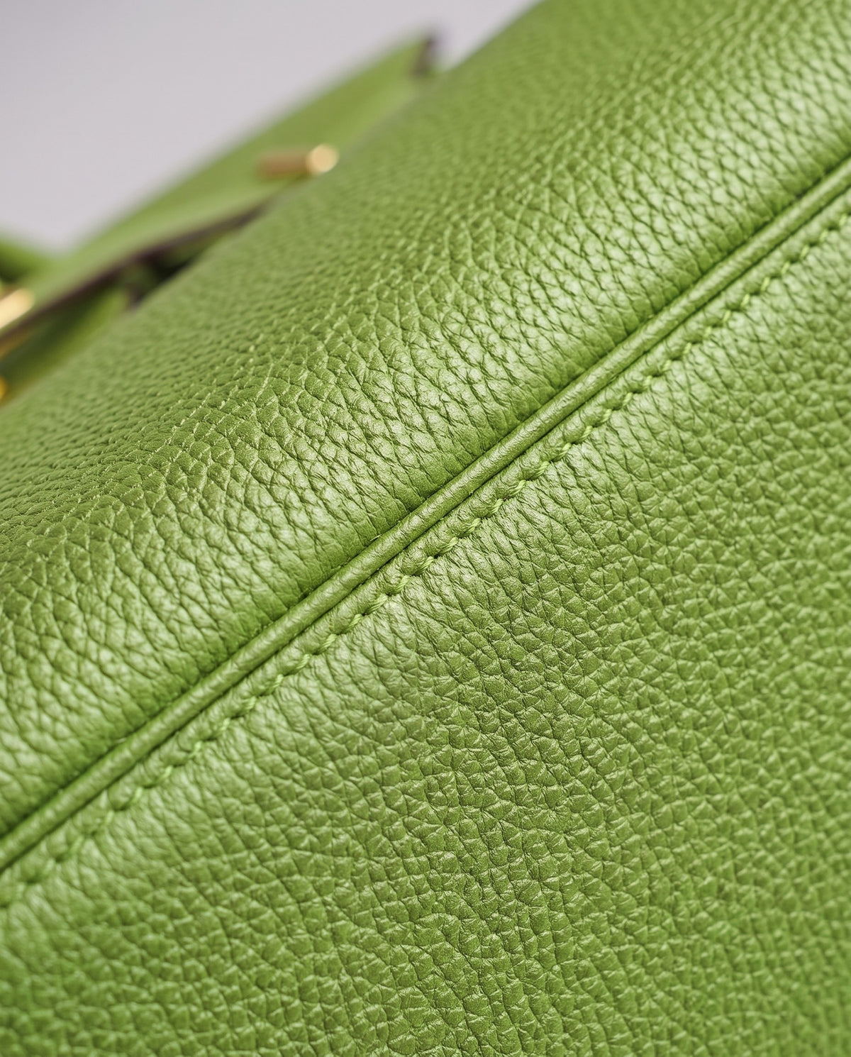 Lock Small leather top-handle bag in Avocado – close-up of the pebbled leather and stitching