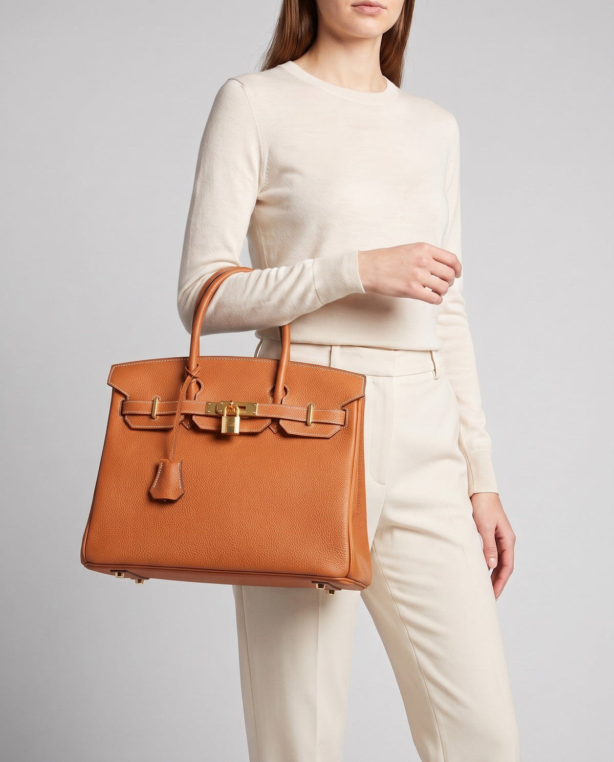 Lock Small leather top-handle bag in Caramel – model carrying it