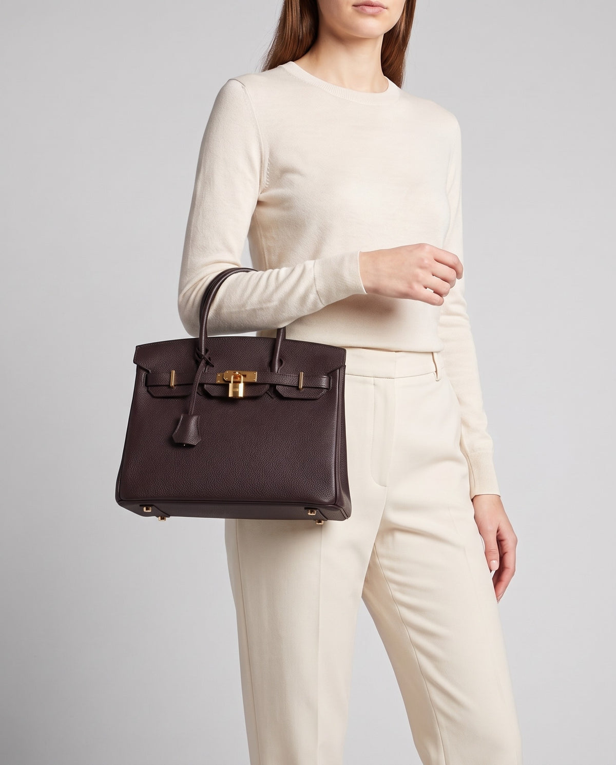 Lock Small leather top-handle bag in Espresso – model carrying it