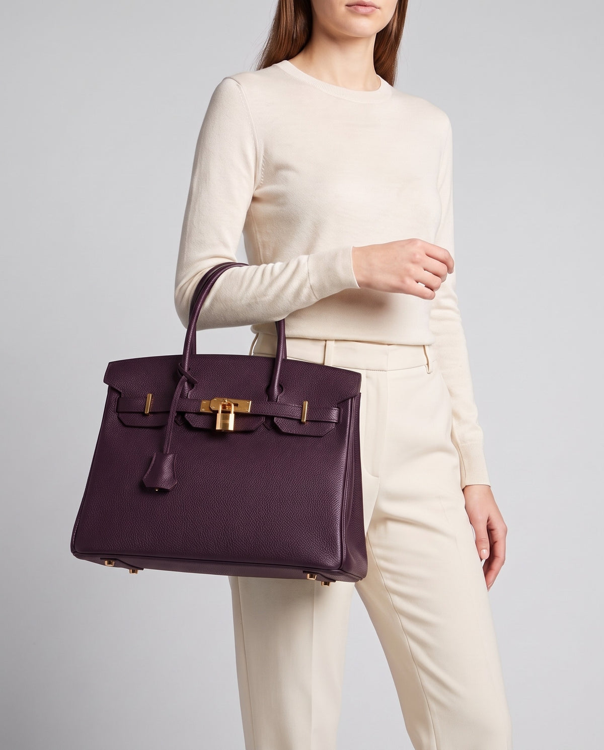 Lock Small leather top-handle bag in Purple – model carrying it