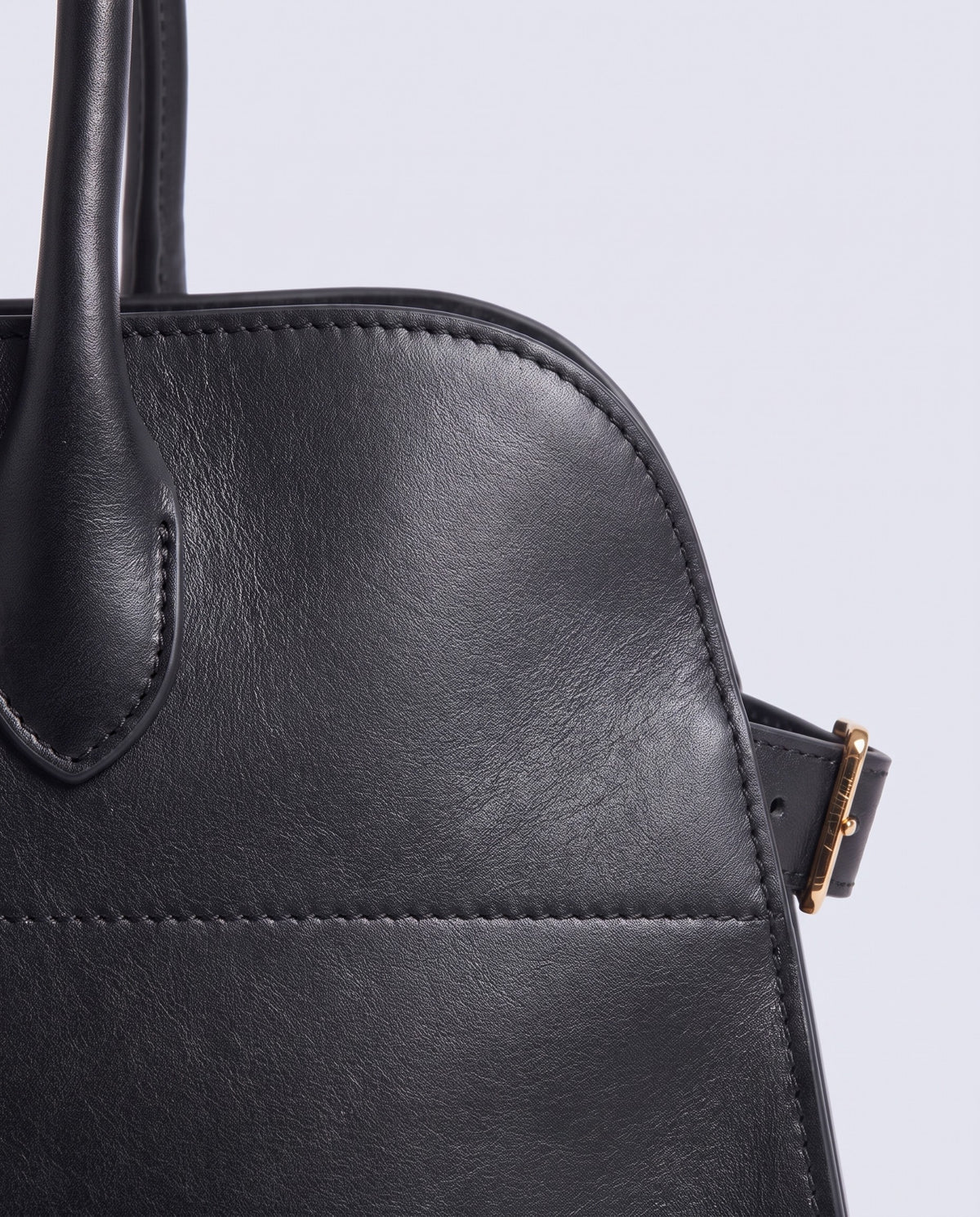 Milano Large bag in Black leather – close-up of the leather and side buckle