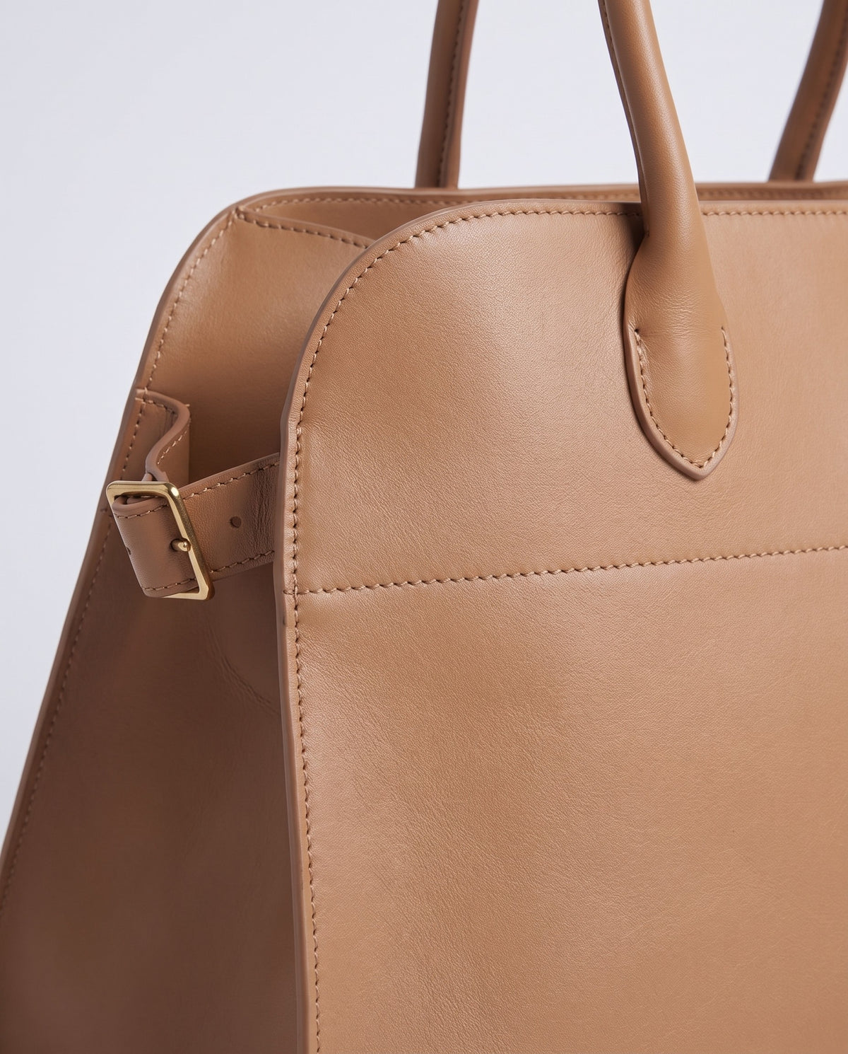 Milano Large bag in Camel leather – close-up of the smooth leather and stitching