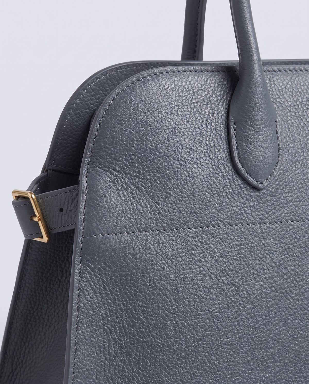 Milano Large bag in Slate grey leather – close-up of the pebble-grain leather and buckle