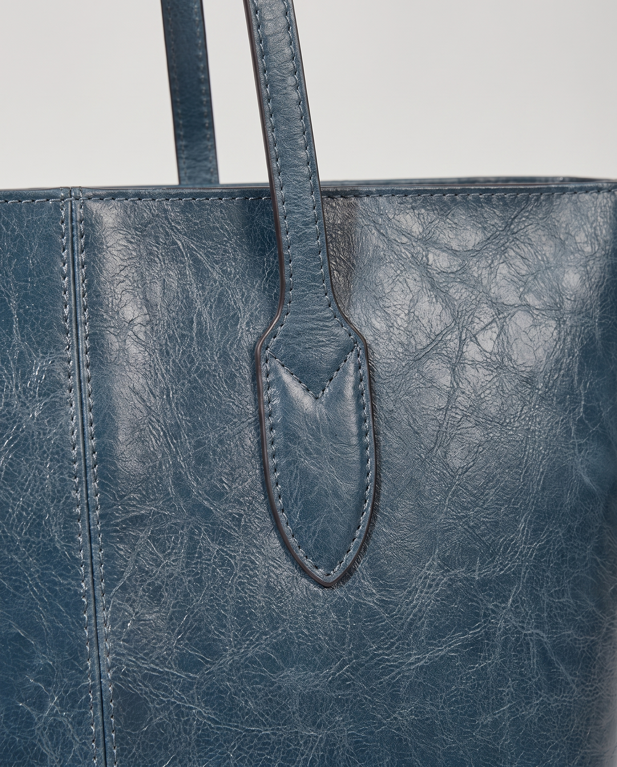 Molo oil-waxed leather tote in denim, hardware and leather detail