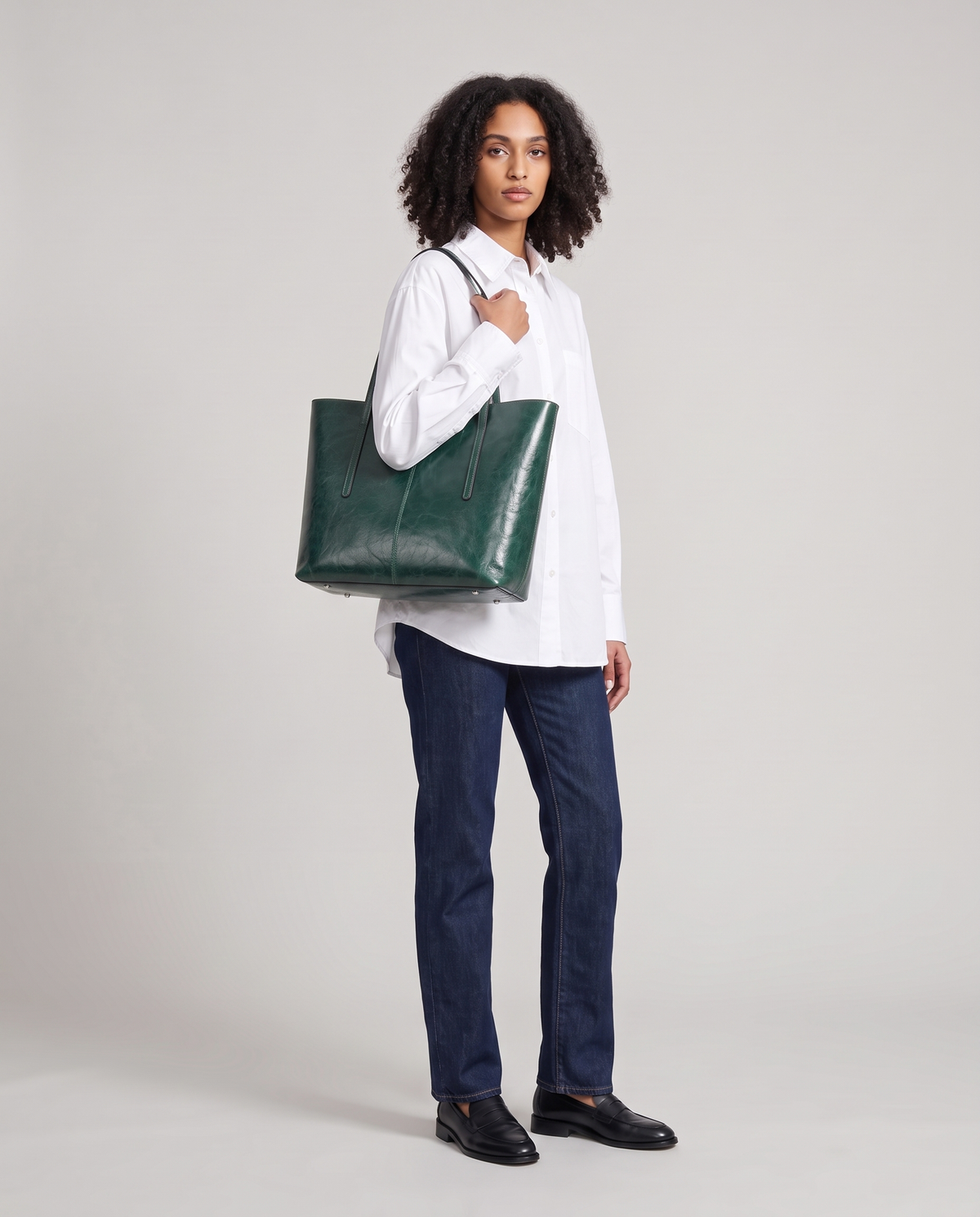 Model with the Molo oil-waxed leather tote in emerald, full length
