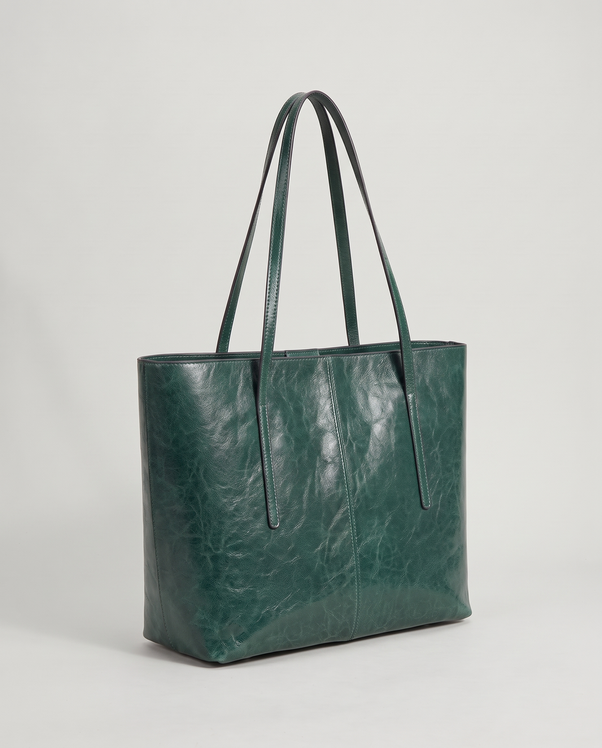 Molo oil-waxed leather tote in emerald, three-quarter view