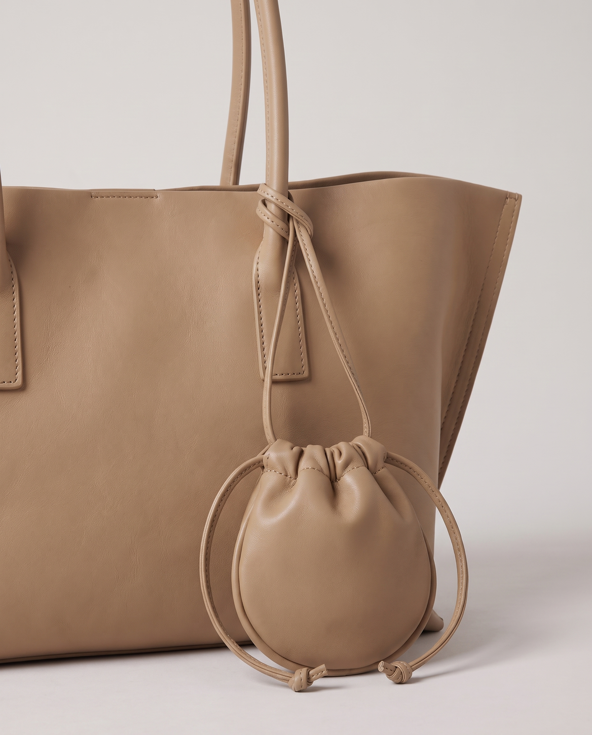 Noce tote in beige, hardware and leather detail