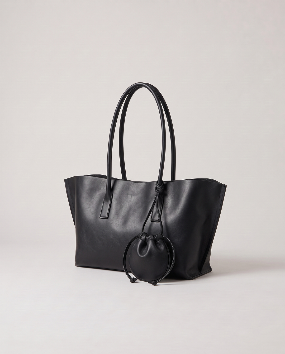 Noce tote in black, three-quarter view