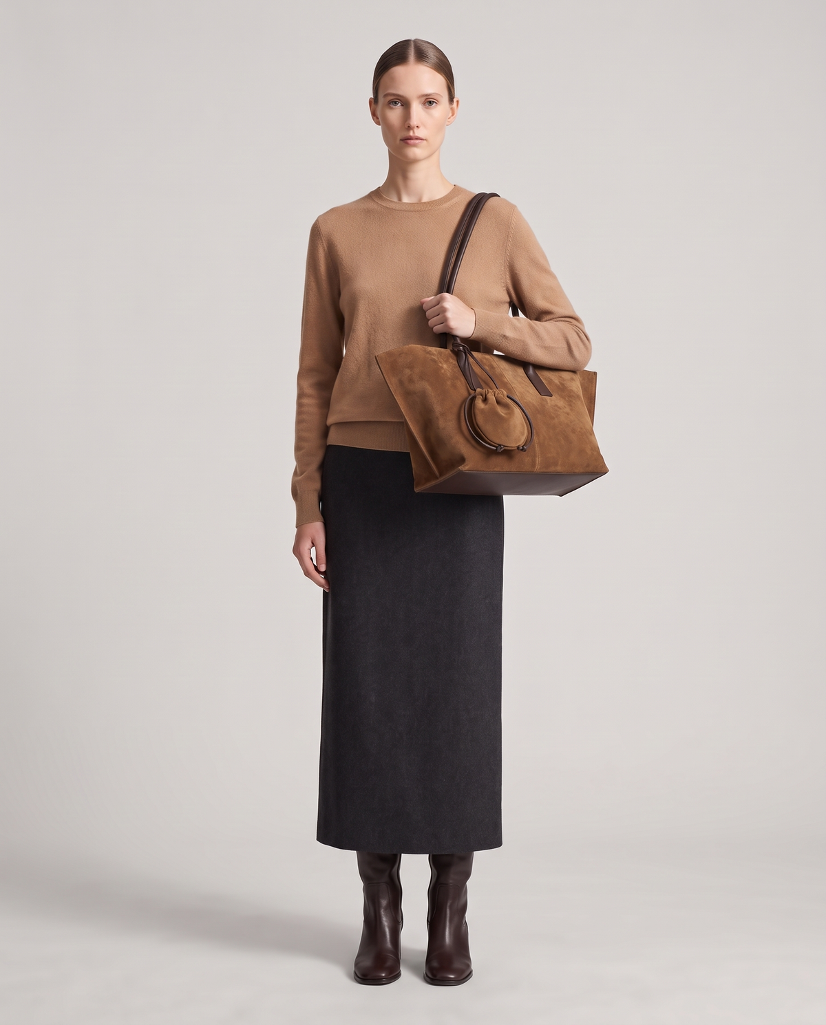 Model with the Noce tote in brown, full length