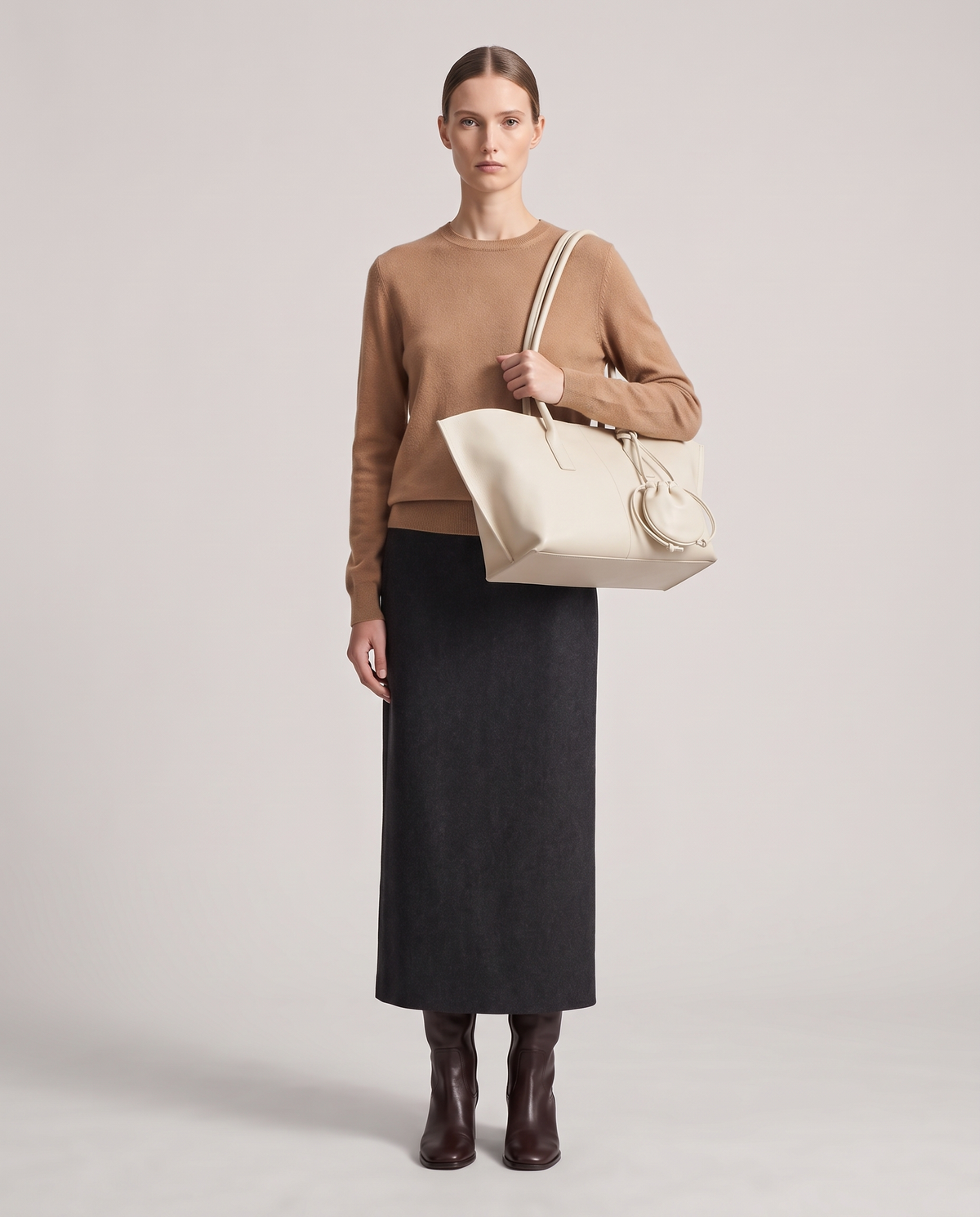 Model with the Noce tote in ivory, full length