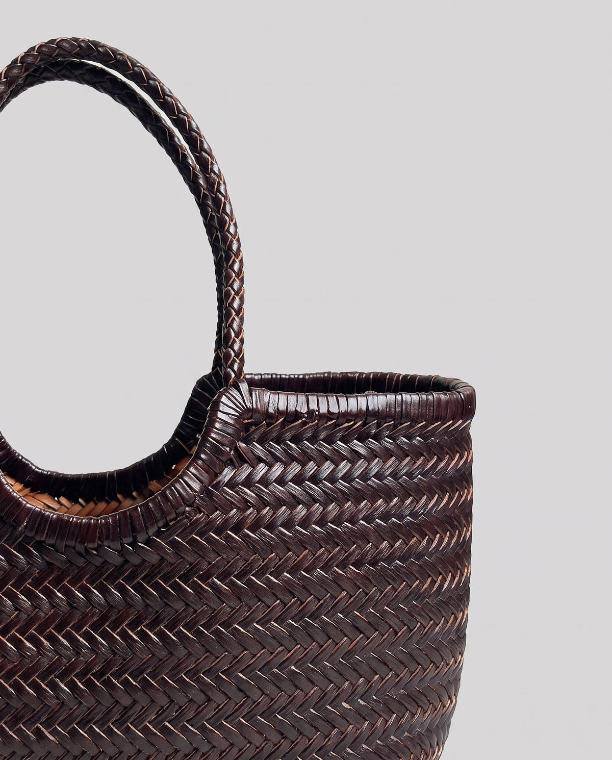 Leather close-up of the Valentina Noto Small bag in Chocolate