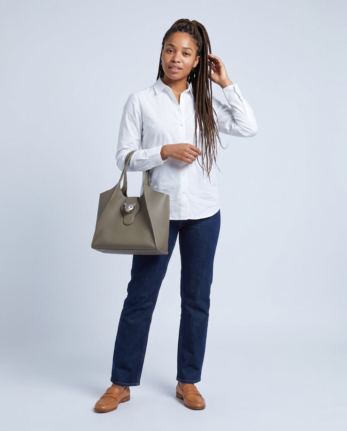 Model carrying the Onda leather tote in Khaki – full length