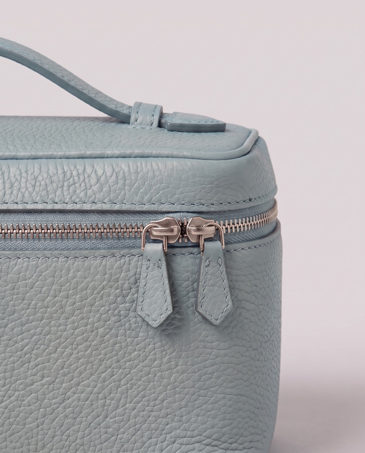 Pebbled leather close-up of the Valentina Orvieto Small bag in Blue