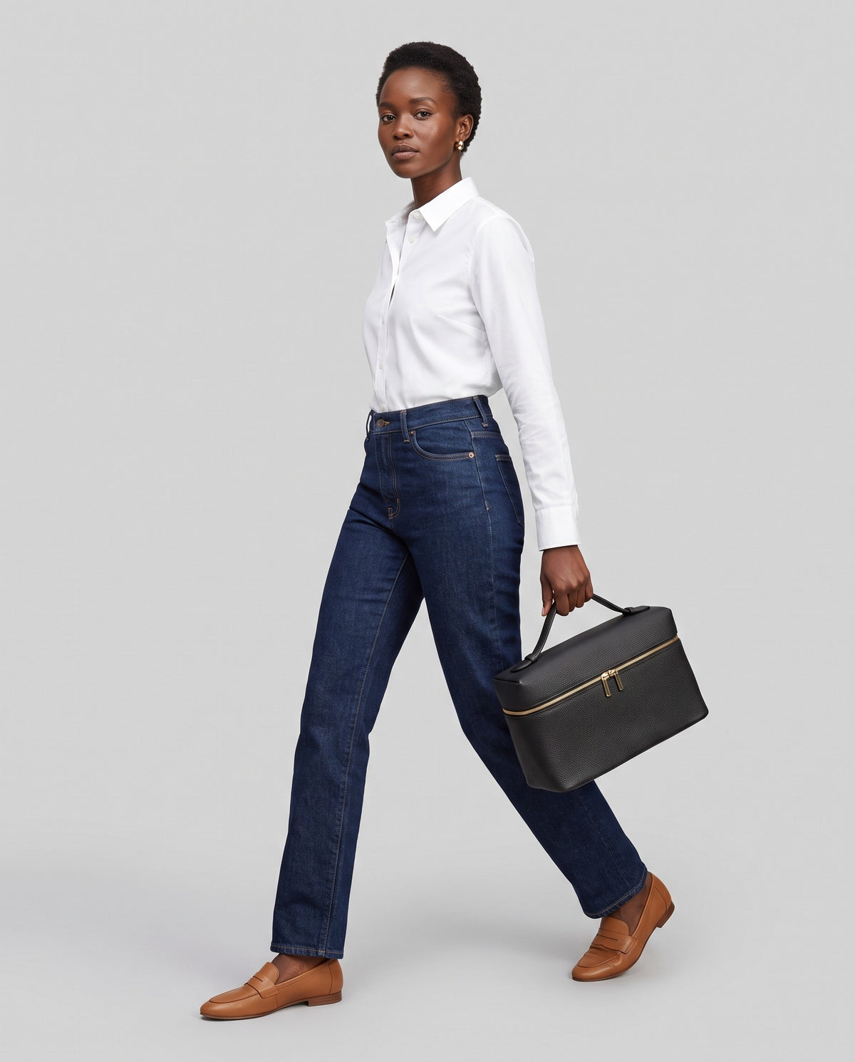 Model holding the Orvieto vanity case in Black – full-length view