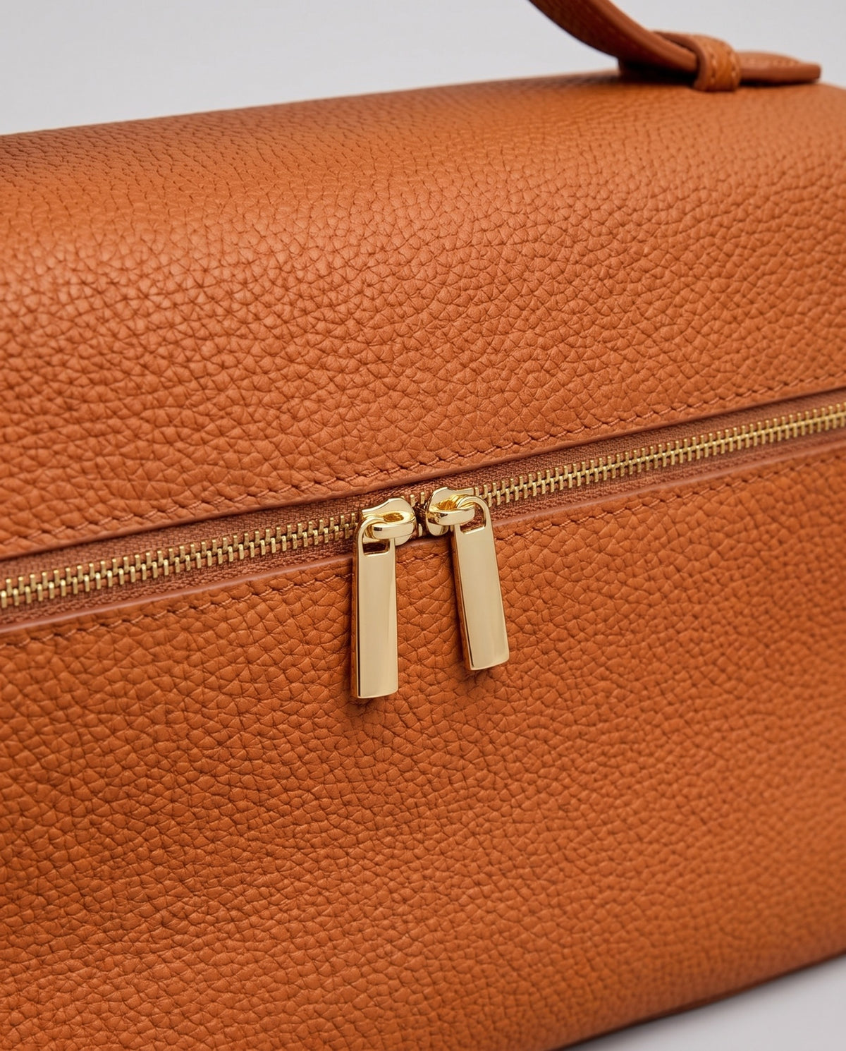 Close-up of the pebbled cowhide leather on the Orvieto vanity case in Cognac