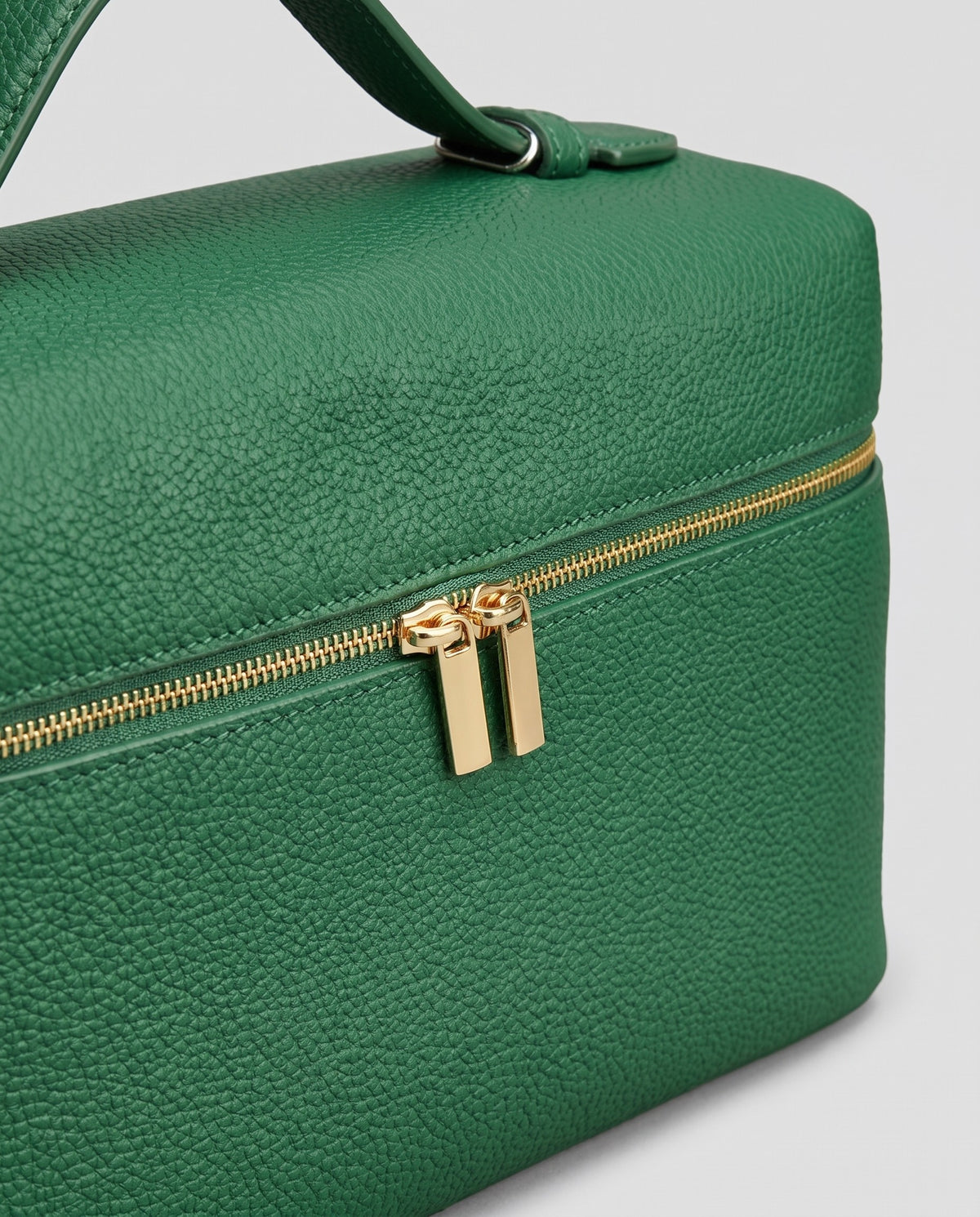Gold zip detail on the Orvieto vanity case in Green