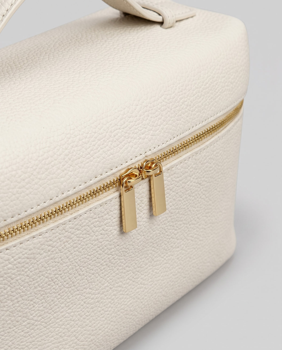 Gold zip detail on the Orvieto vanity case in Ivory