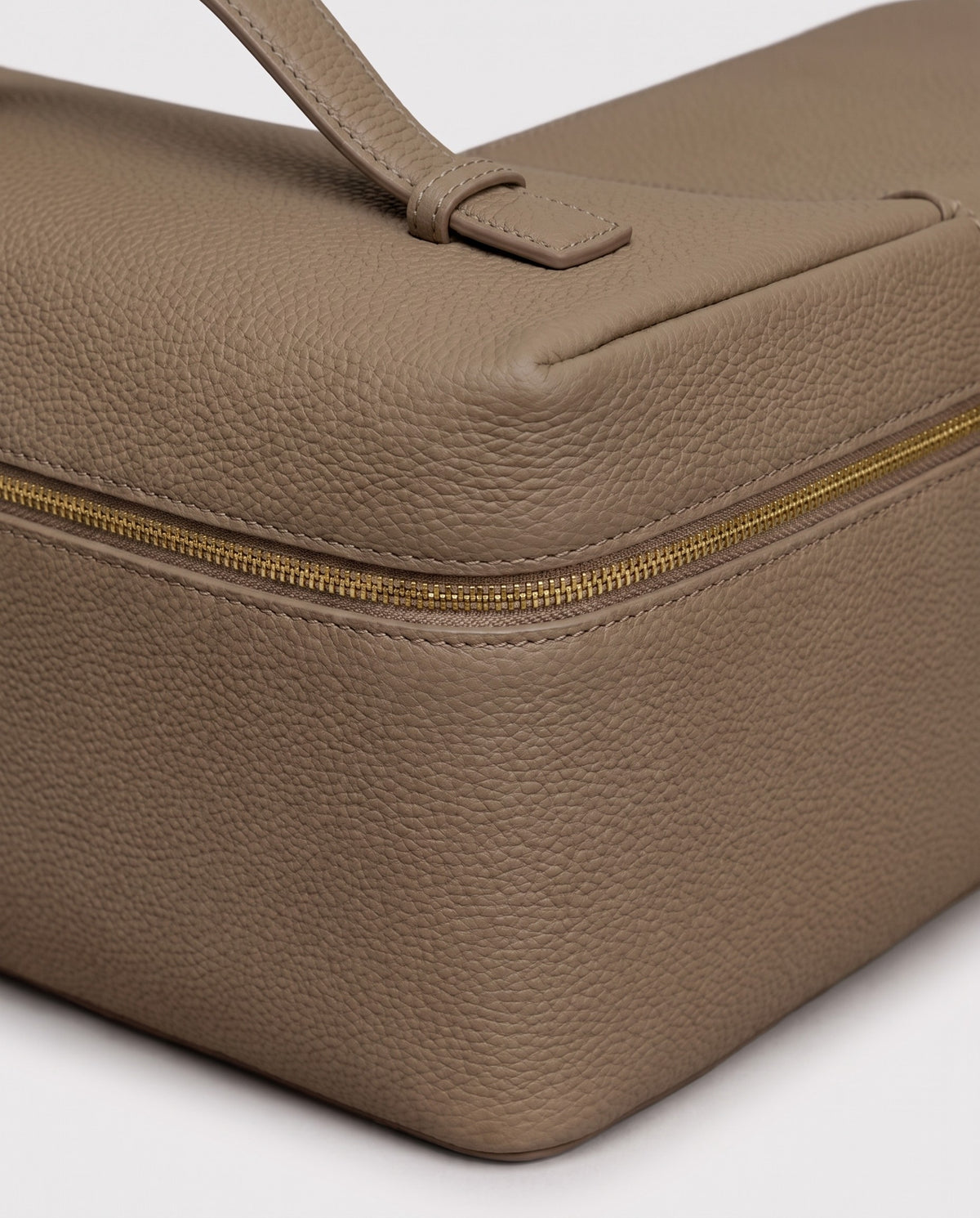 Close-up of the pebbled cowhide leather on the Orvieto vanity case in Taupe