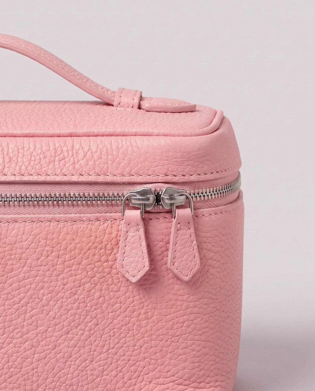 Pebbled leather close-up of the Valentina Orvieto Small bag in Pink