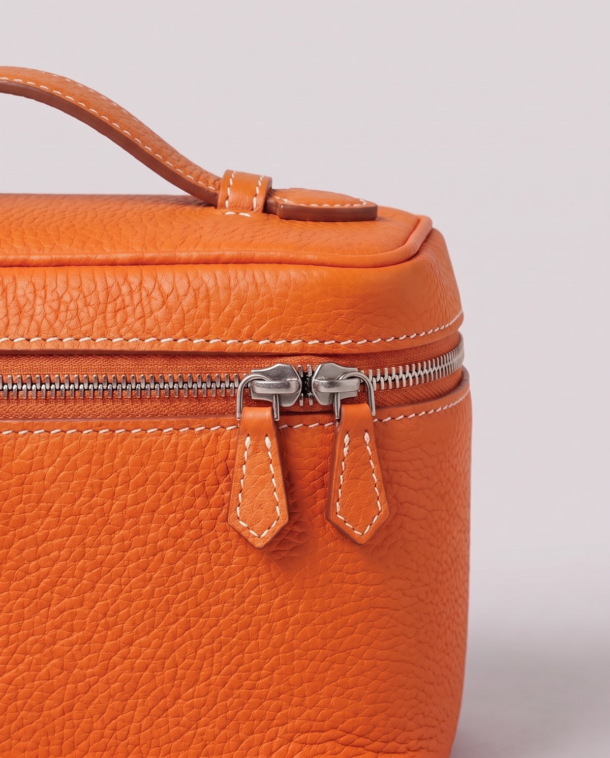 Leather close-up of the Valentina Ostuni Large bag in Caramel