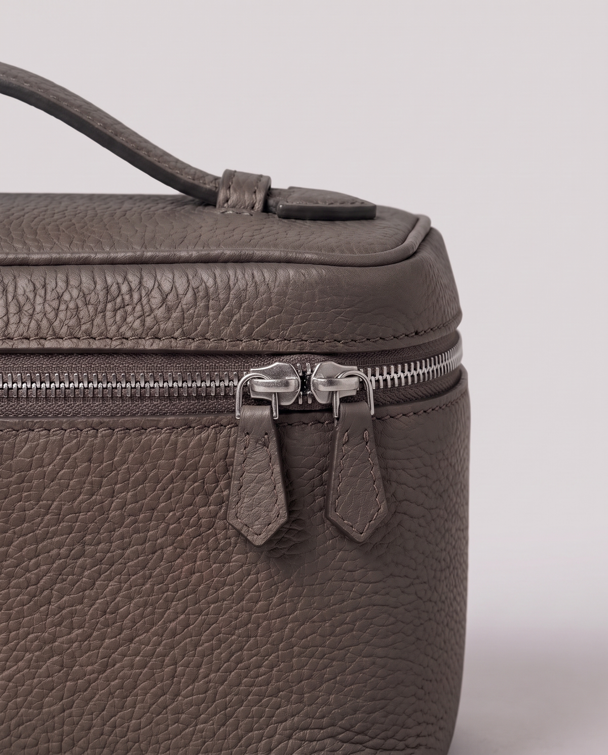 Leather close-up of the Valentina Ostuni Large bag in Charcoal