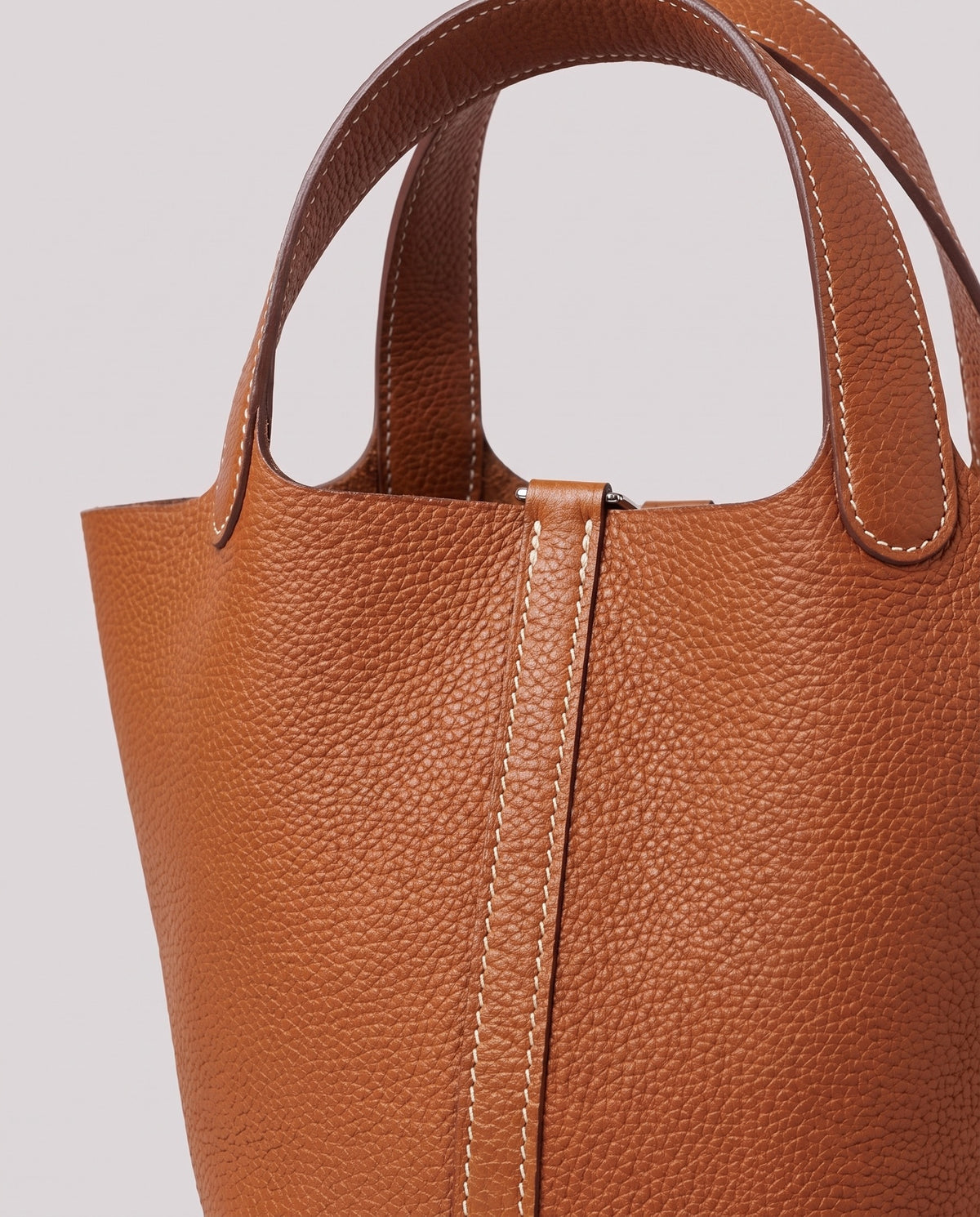 Leather close-up of the Valentina Ostuni Large bag in Cognac