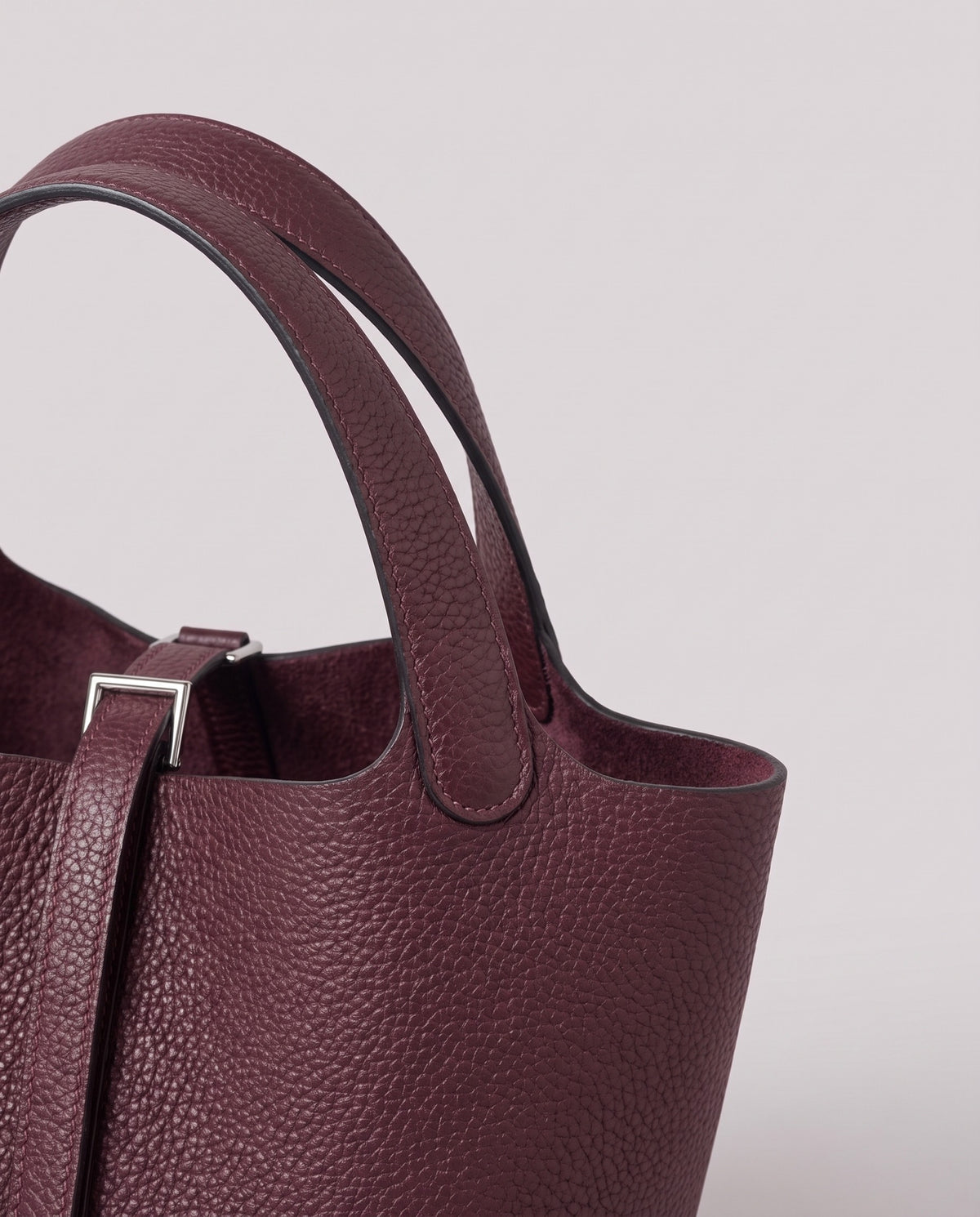 Leather close-up of the Valentina Ostuni Large bag in Plum