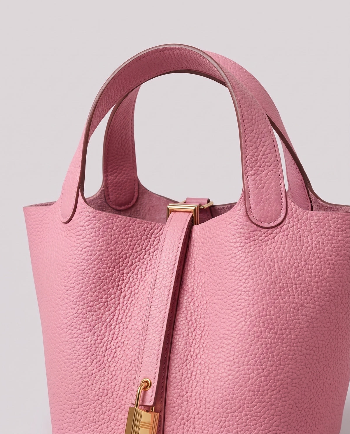 Leather close-up of the Valentina Ostuni Large bag in Rose