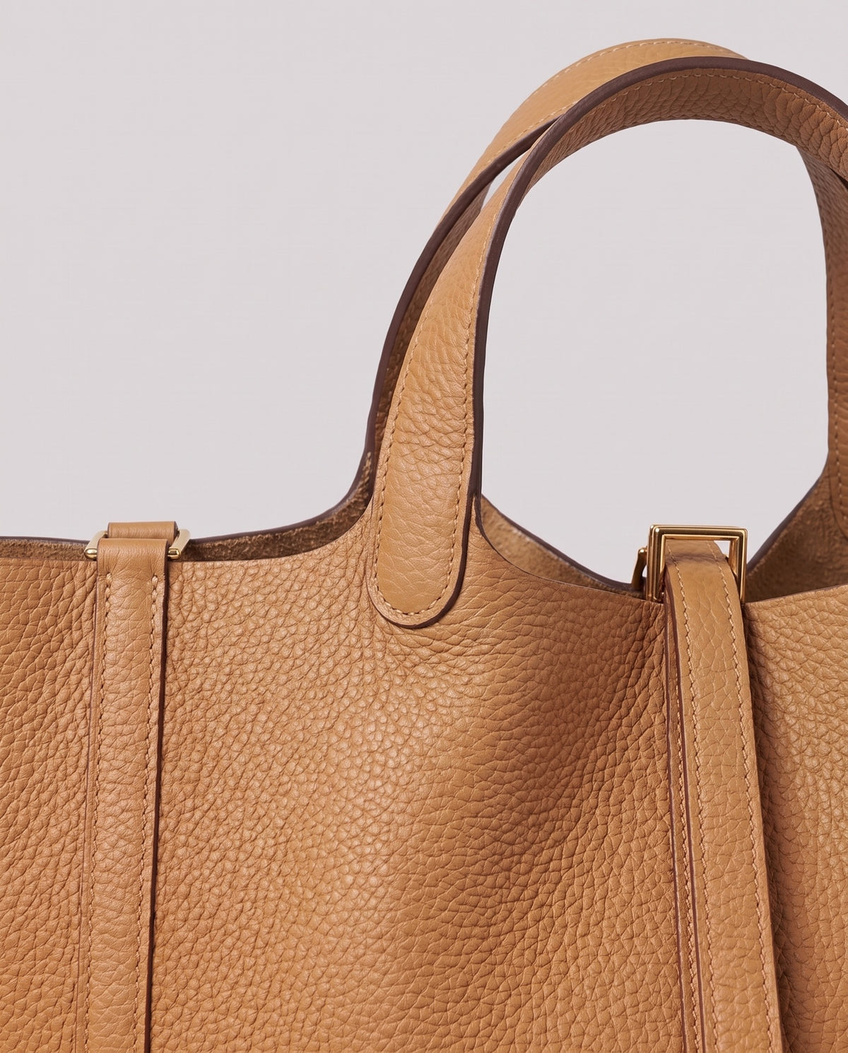 Leather close-up of the Valentina Ostuni Large bag in Tan