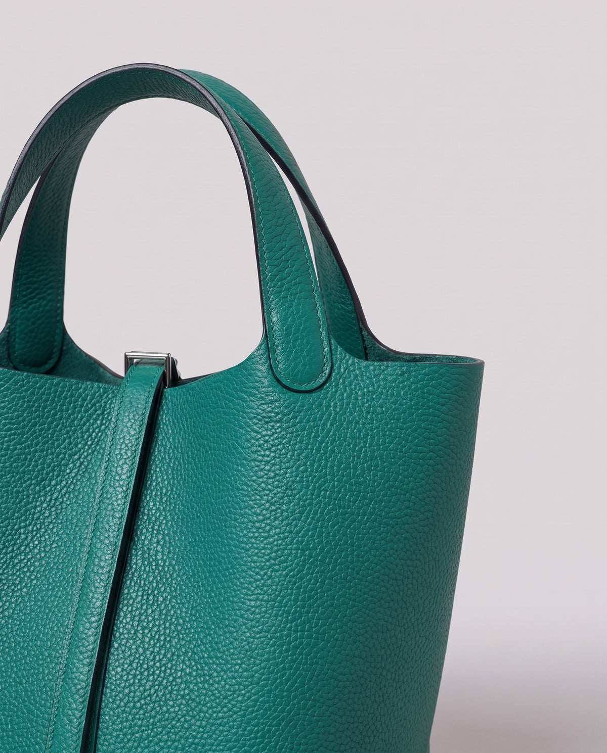 Leather close-up of the Valentina Ostuni Large bag in Teal