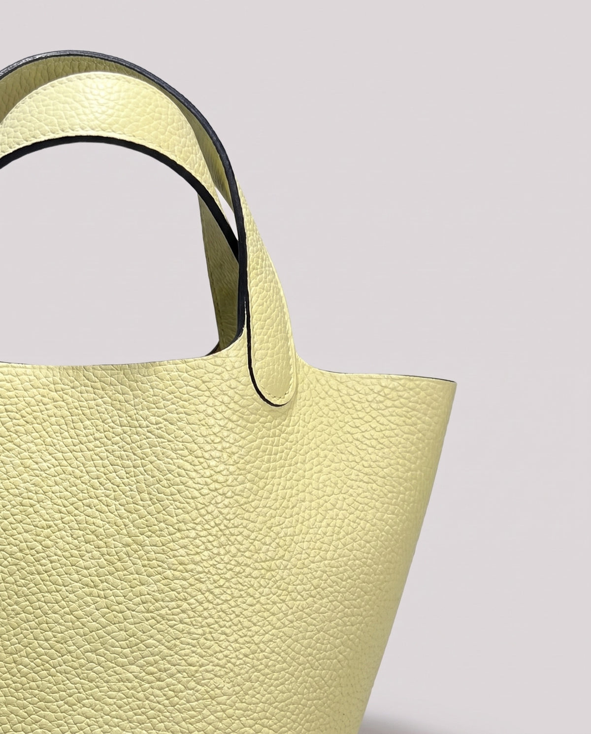 Leather close-up of the Valentina Ostuni Small bag in Butter