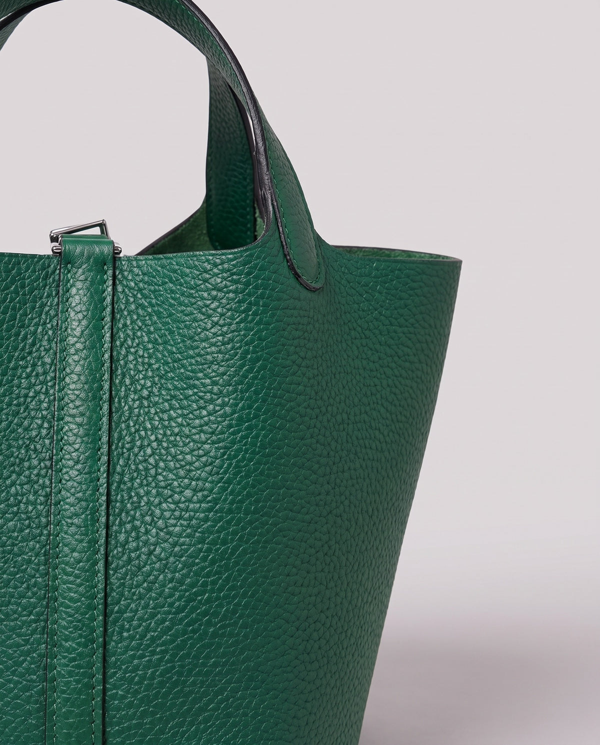 Leather close-up of the Valentina Ostuni Small bag in Emerald