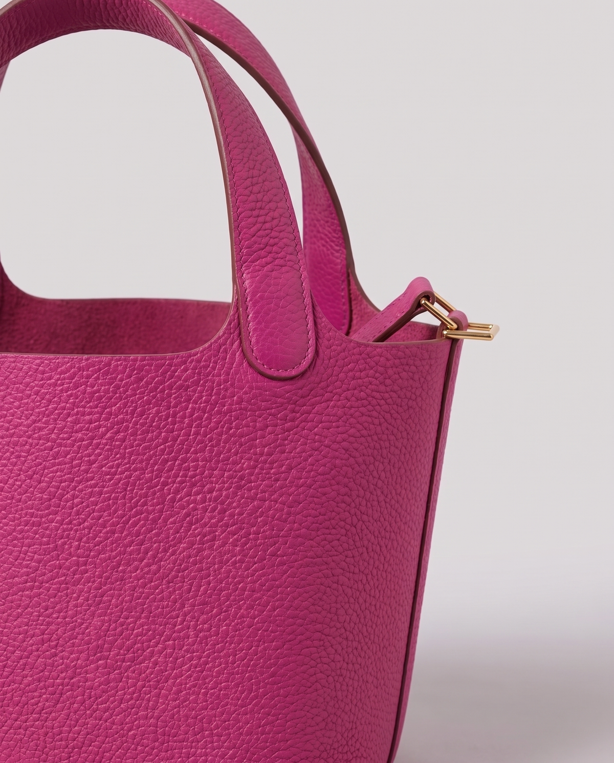 Leather close-up of the Valentina Ostuni Small bag in Fuchsia