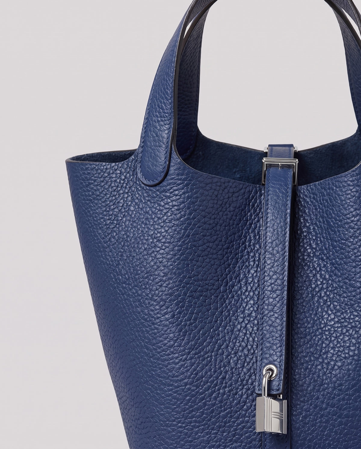 Leather close-up of the Valentina Ostuni Small bag in Navy